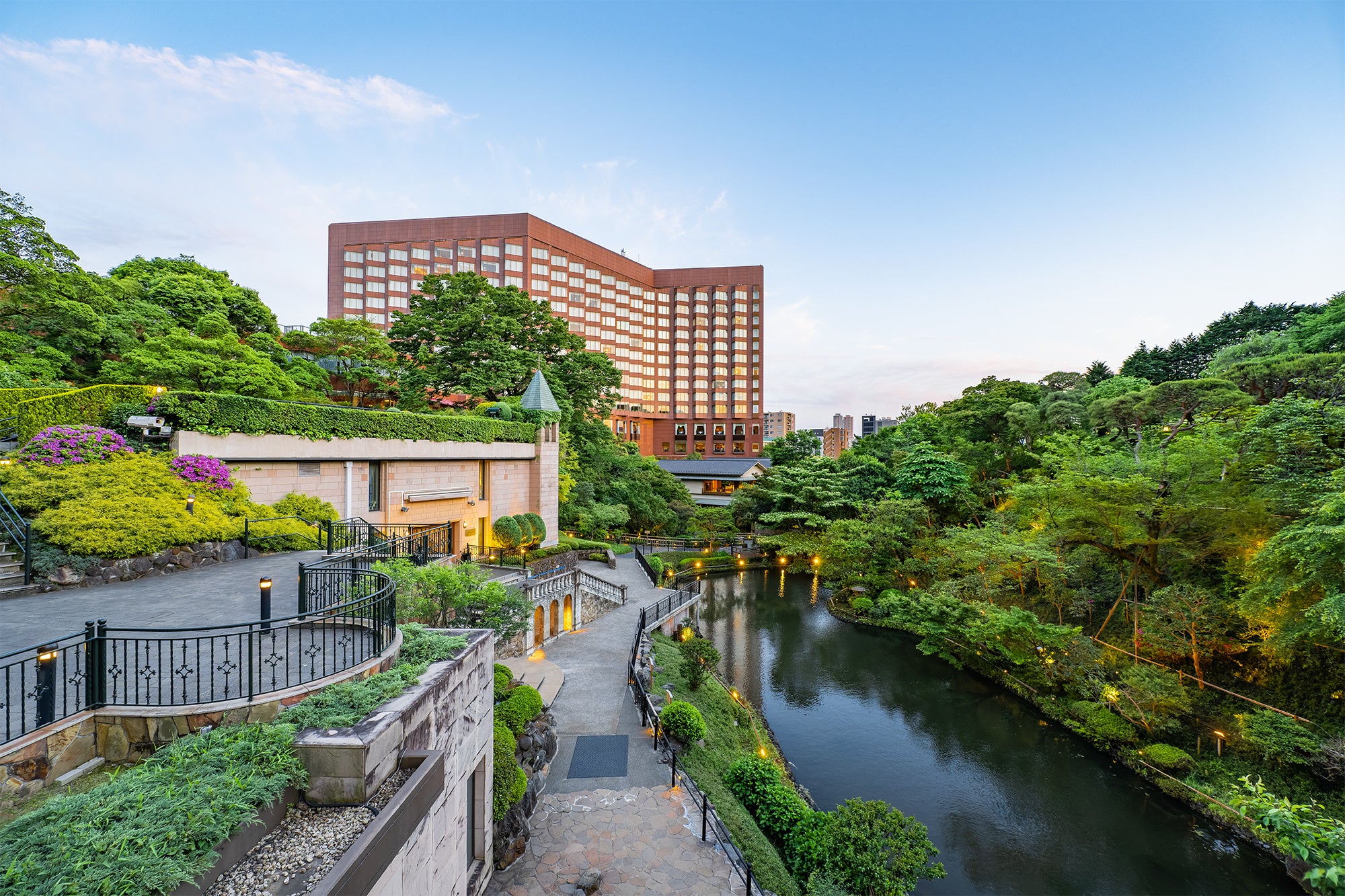 緑に囲まれたホテル椿山荘東京の庭園とホテル外観