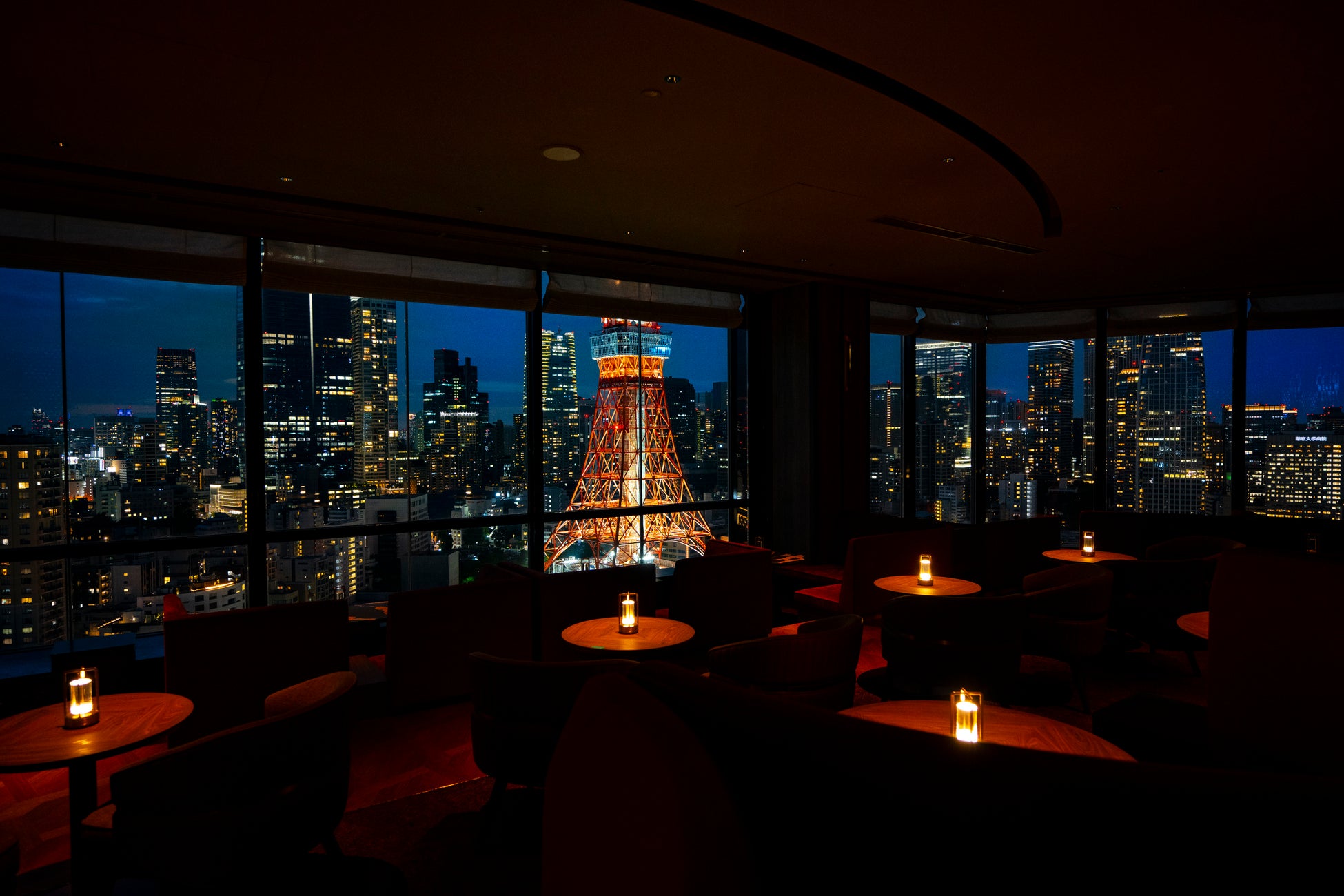 ザ・プリンス パークタワー東京のバーラウンジから望む東京タワーと夜景
